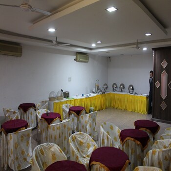 hotel meenakshi palace