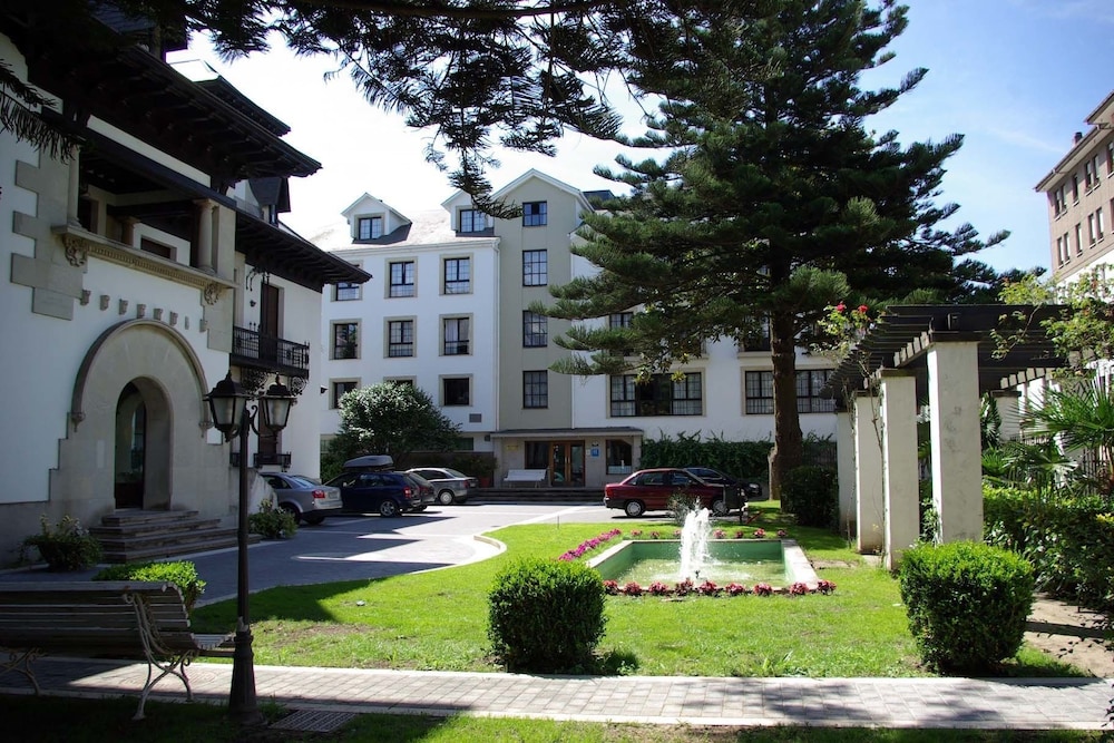 palacio arias and hotel y apartamentos arias