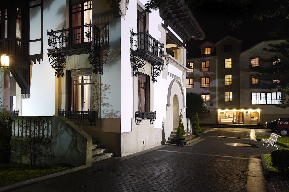 palacio arias and hotel y apartamentos arias