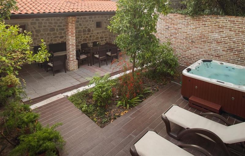 hotel and restaurant conte