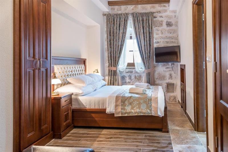 hotel and restaurant conte