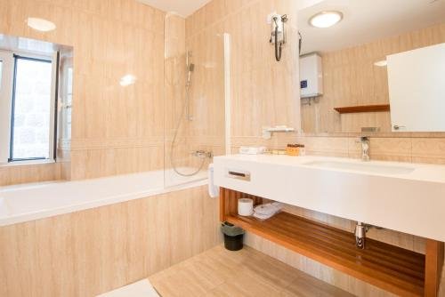 hotel and restaurant conte