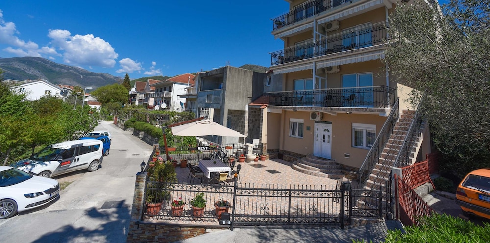 dandd apartments