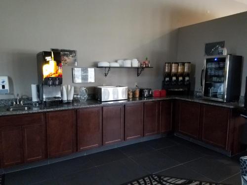 okoboji inn and suites