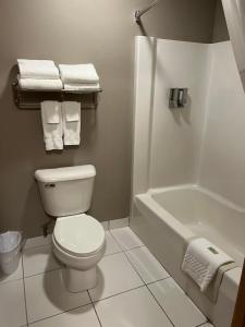 okoboji inn and suites