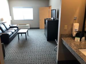 okoboji inn and suites