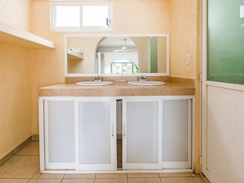 capital o hotel el mejicano acapulco