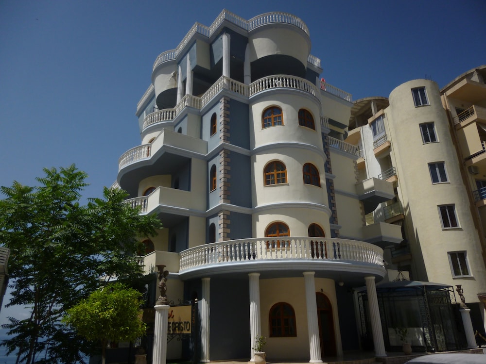 conti monte cristos hotel