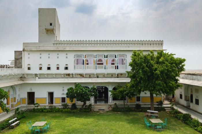 Rajmahal Palace - Kanota Hotels Near Bisalpur Dam