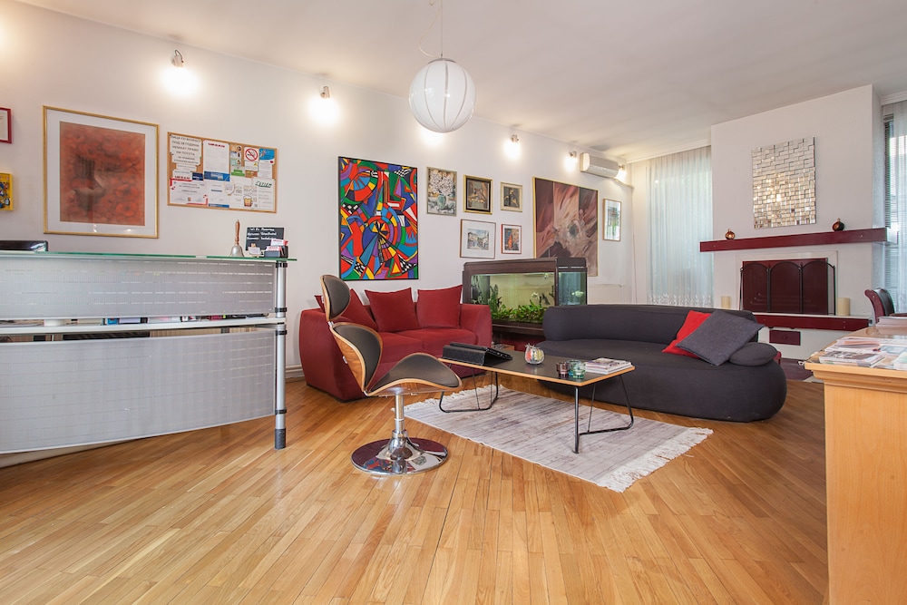 urban hostel and apartments