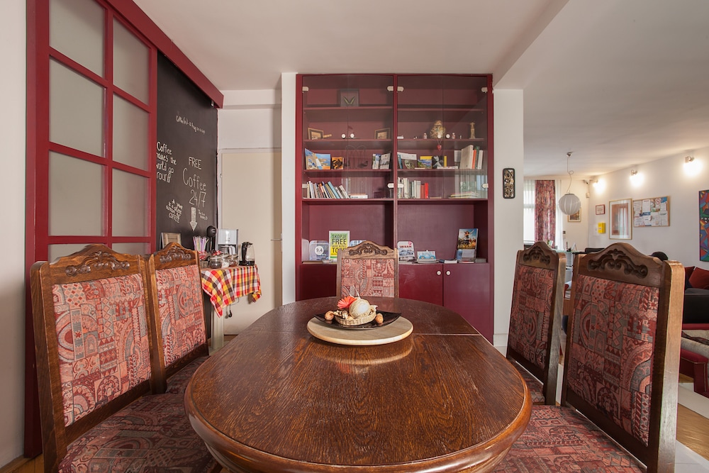 urban hostel and apartments