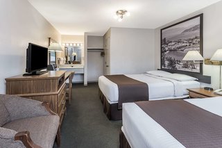 super 8 by wyndham kelowna bc