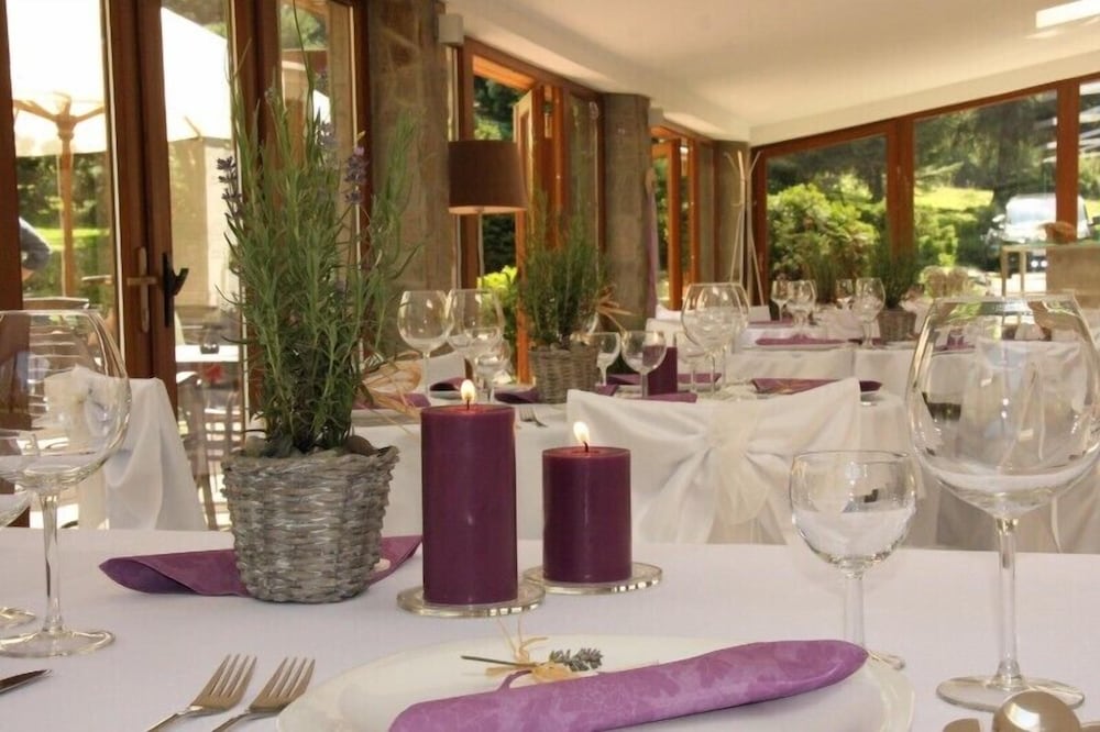 hotel and garden u holubu