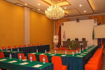 grand q hotel gorontalo