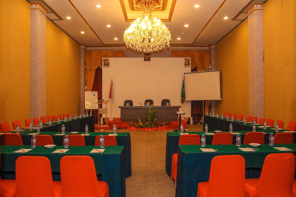 grand q hotel gorontalo