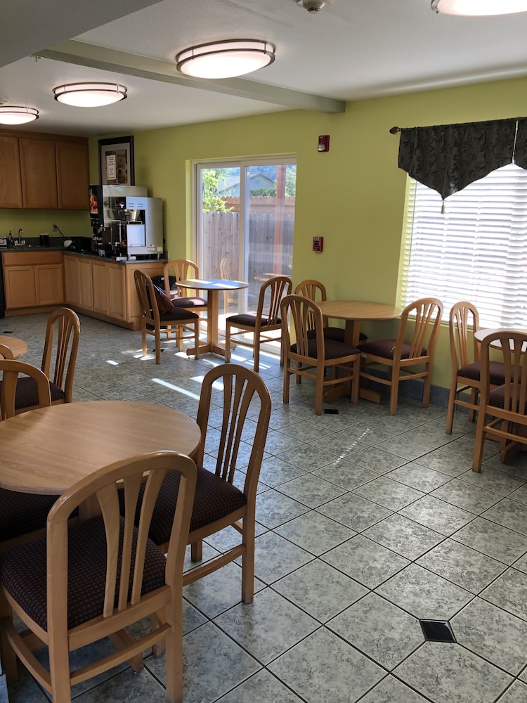 cloverdale wine country inn and suites