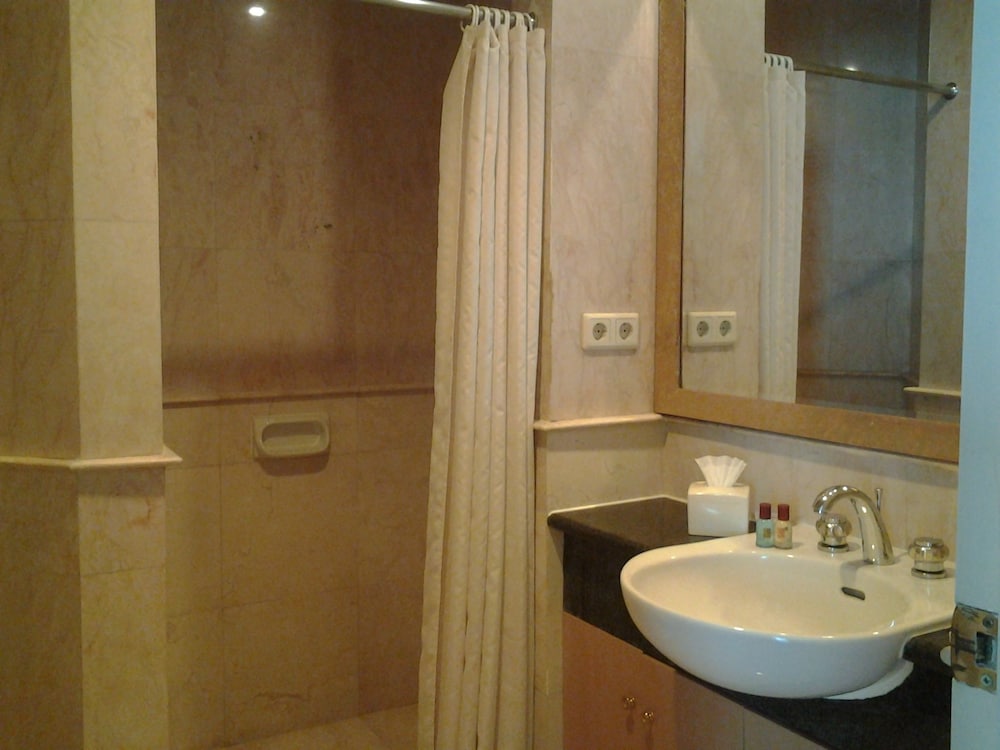 batavia hotel and serviced apartments
