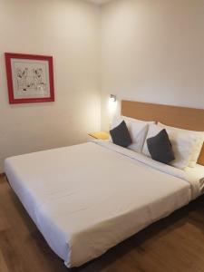 Hotel Woodlands,Near Sitabuldi Fort,3 star