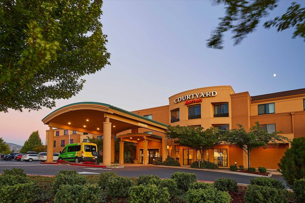 courtyard by marriott medford airport