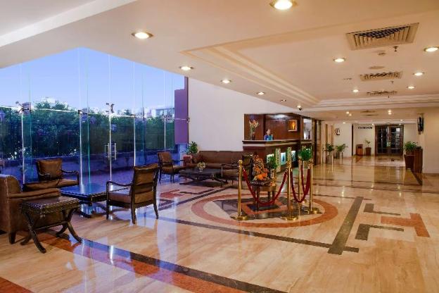 le lac sarovar portico