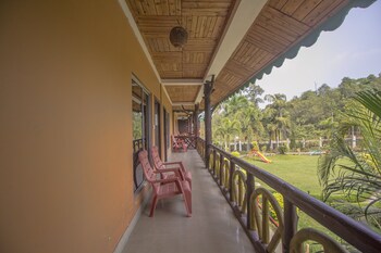 oyo 28412 green touch eco resort