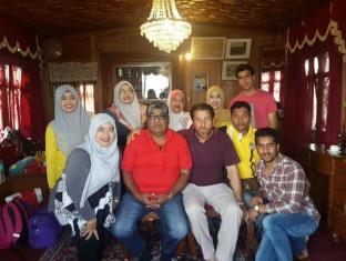 Houseboat New Golden Flower,Dal Lake,3 star