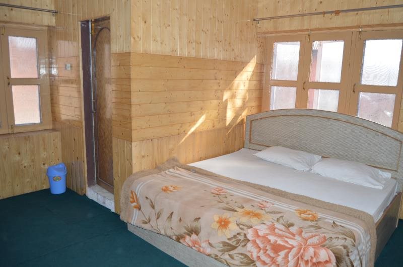 Marias Hotel,Nagin Lake,1 star
