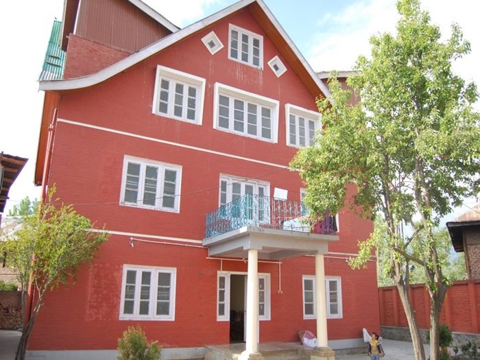 Marias Hotel,Nagin Lake,1 star