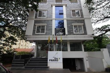 hotel white parrot