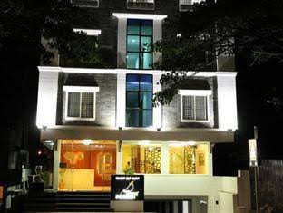 hotel white parrot