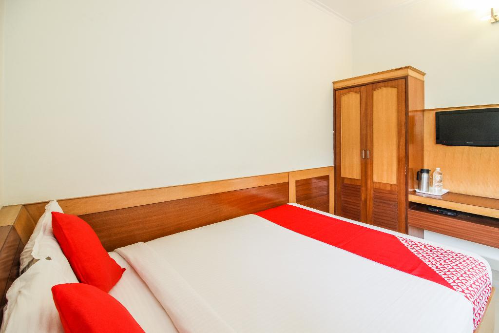 hotel white parrot