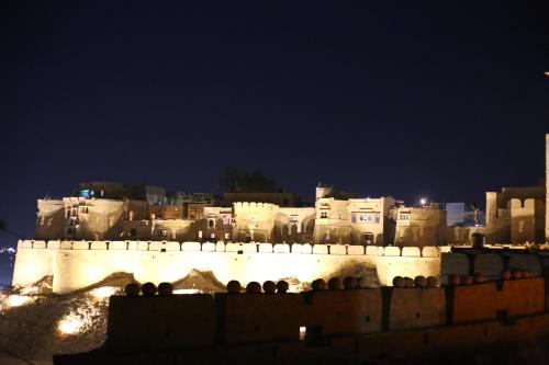 hotel desert boys royal stay on fort