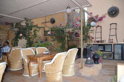 hotel desert boys royal stay on fort