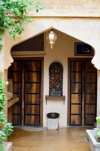 hotel desert boys royal stay on fort