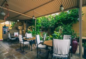 hotel desert boys royal stay on fort