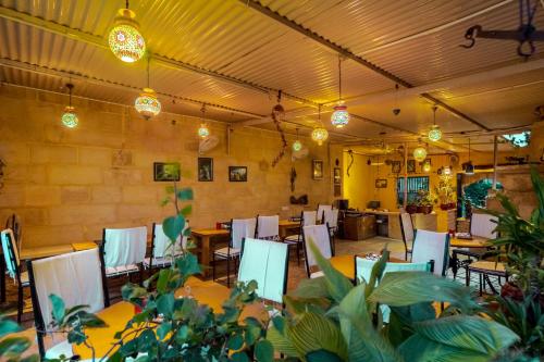 hotel desert boys royal stay on fort