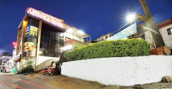 hotel ashoka nakki lake 450 metre