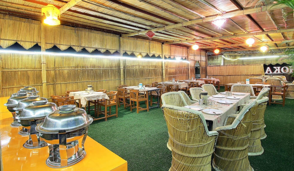 hotel ashoka nakki lake 450 metre