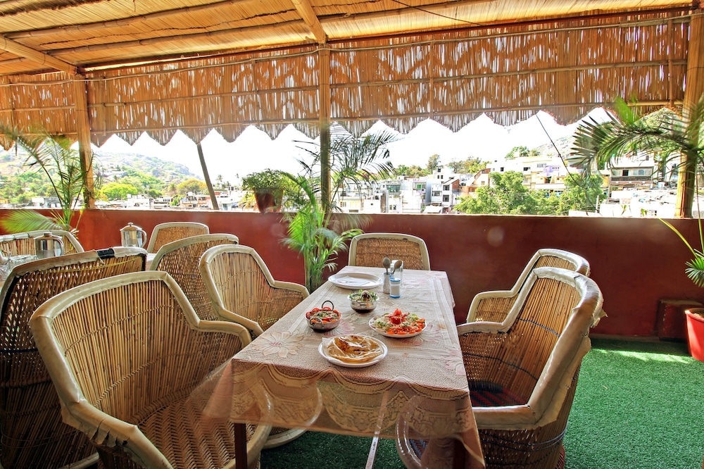 hotel ashoka nakki lake 450 metre