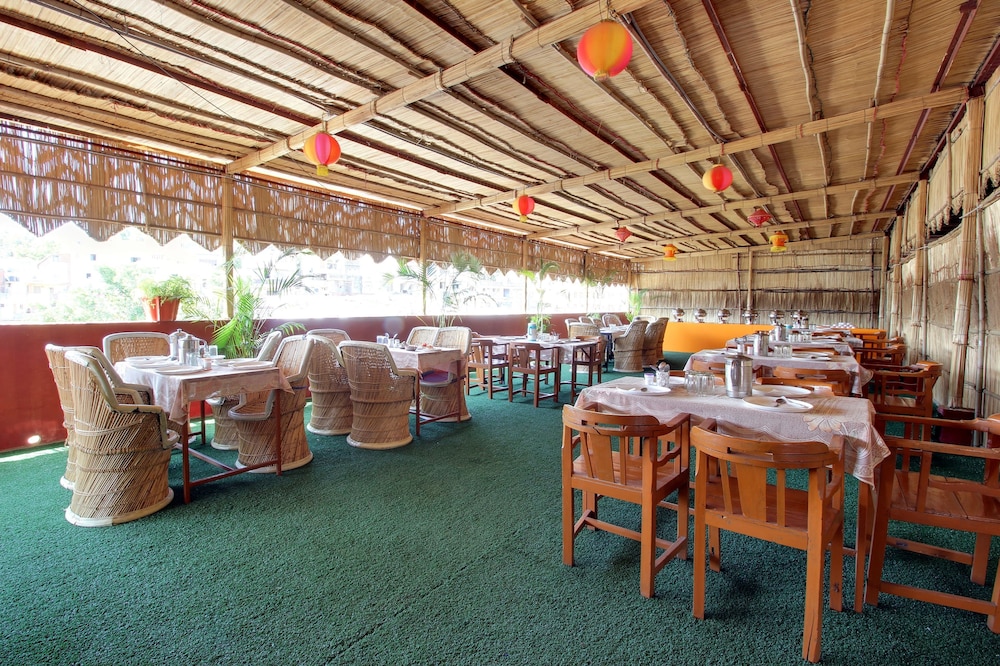 hotel ashoka nakki lake 450 metre