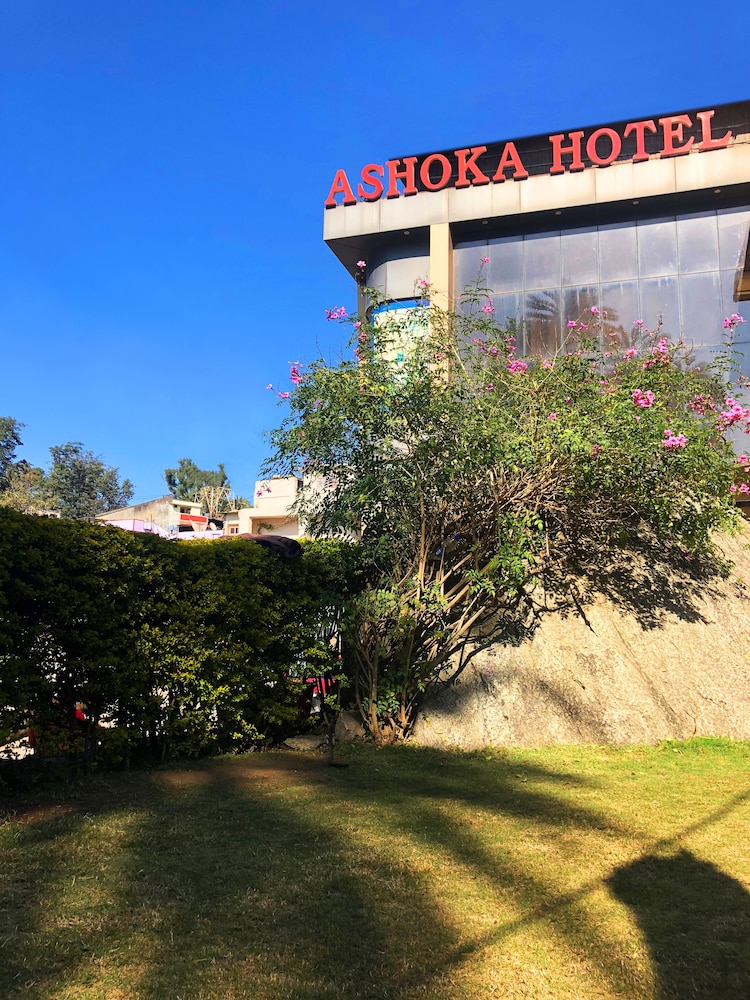 hotel ashoka nakki lake 450 metre