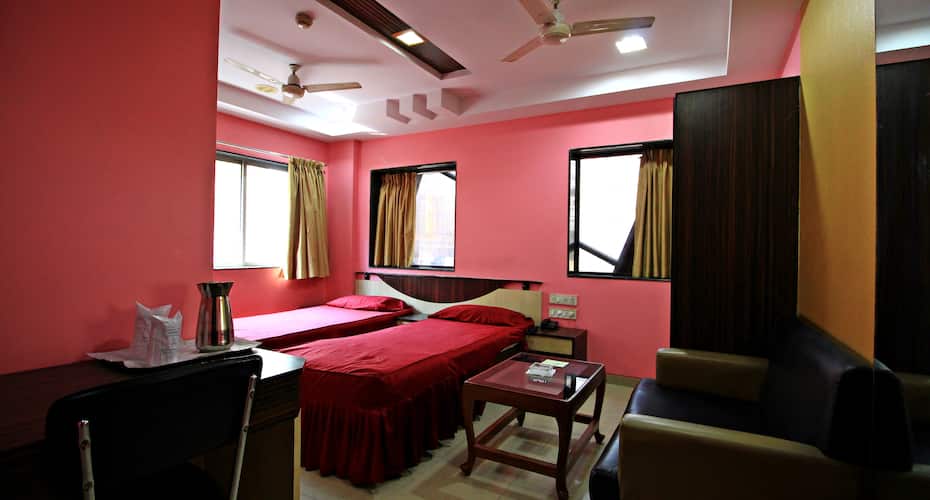 d k international hotel