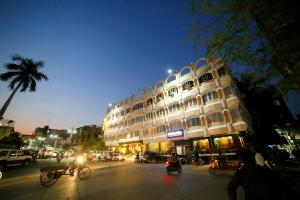New Hotel Broadway,Bhelupur,3 star