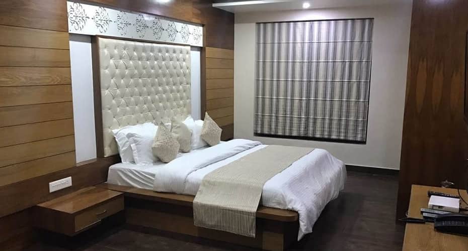 hotel varanasi palace varanasi
