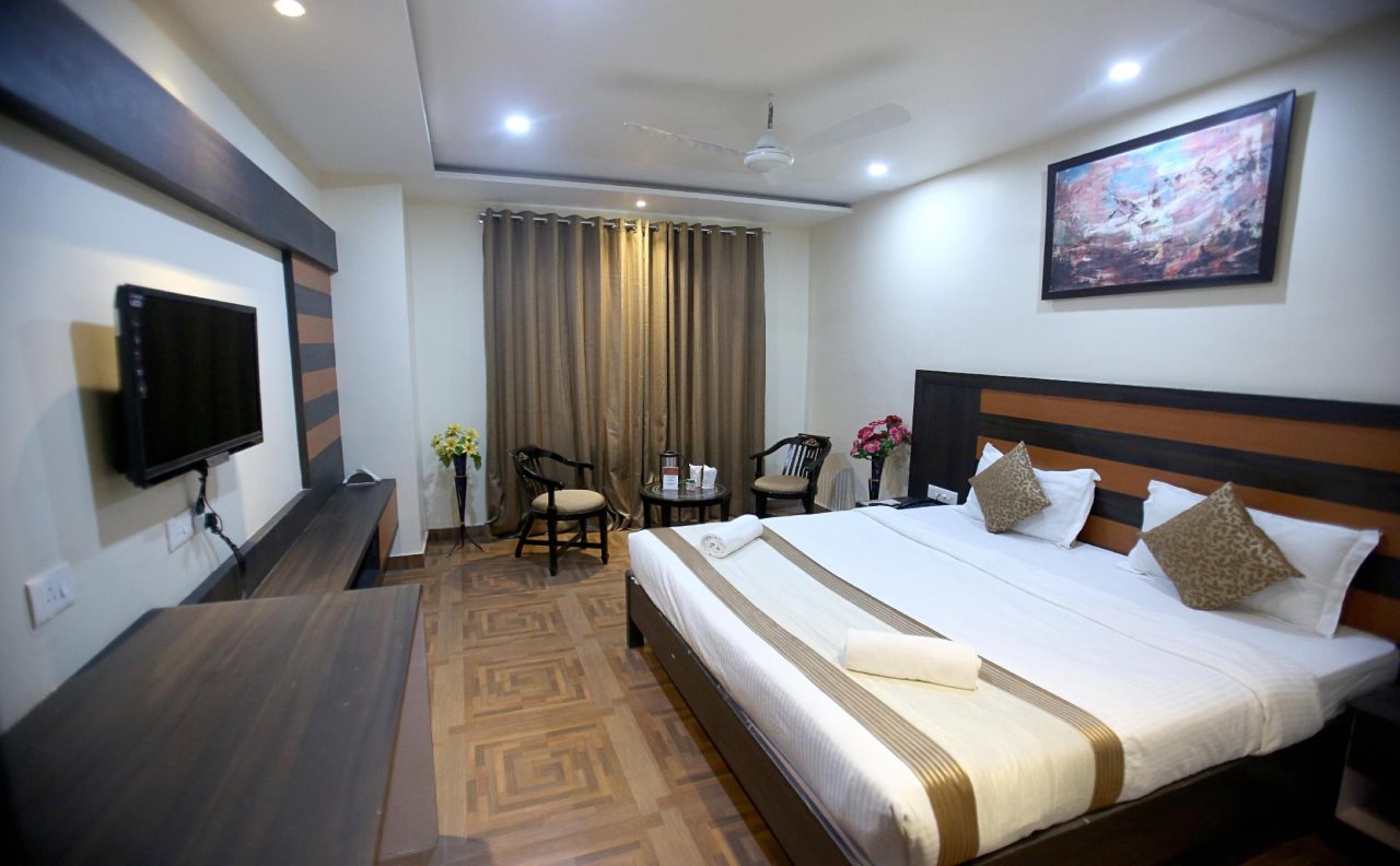 hotel varanasi palace varanasi
