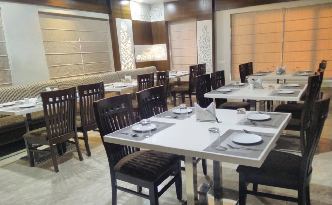 hotel varanasi palace varanasi