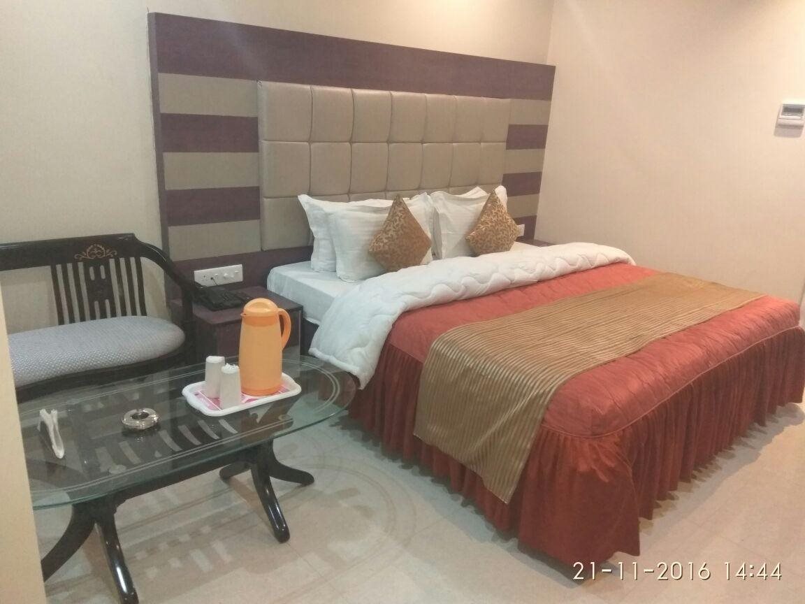 hotel varanasi palace varanasi
