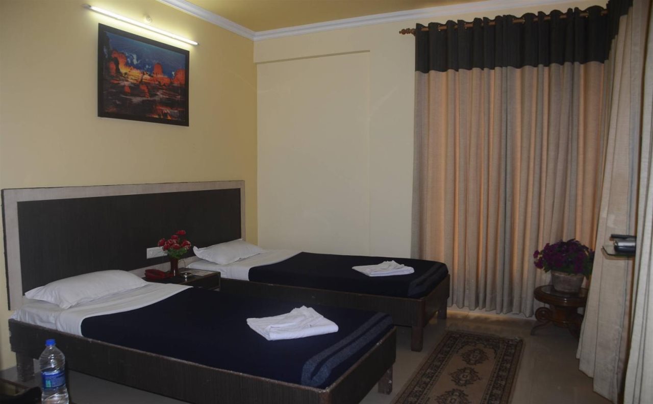 hotel varanasi palace varanasi