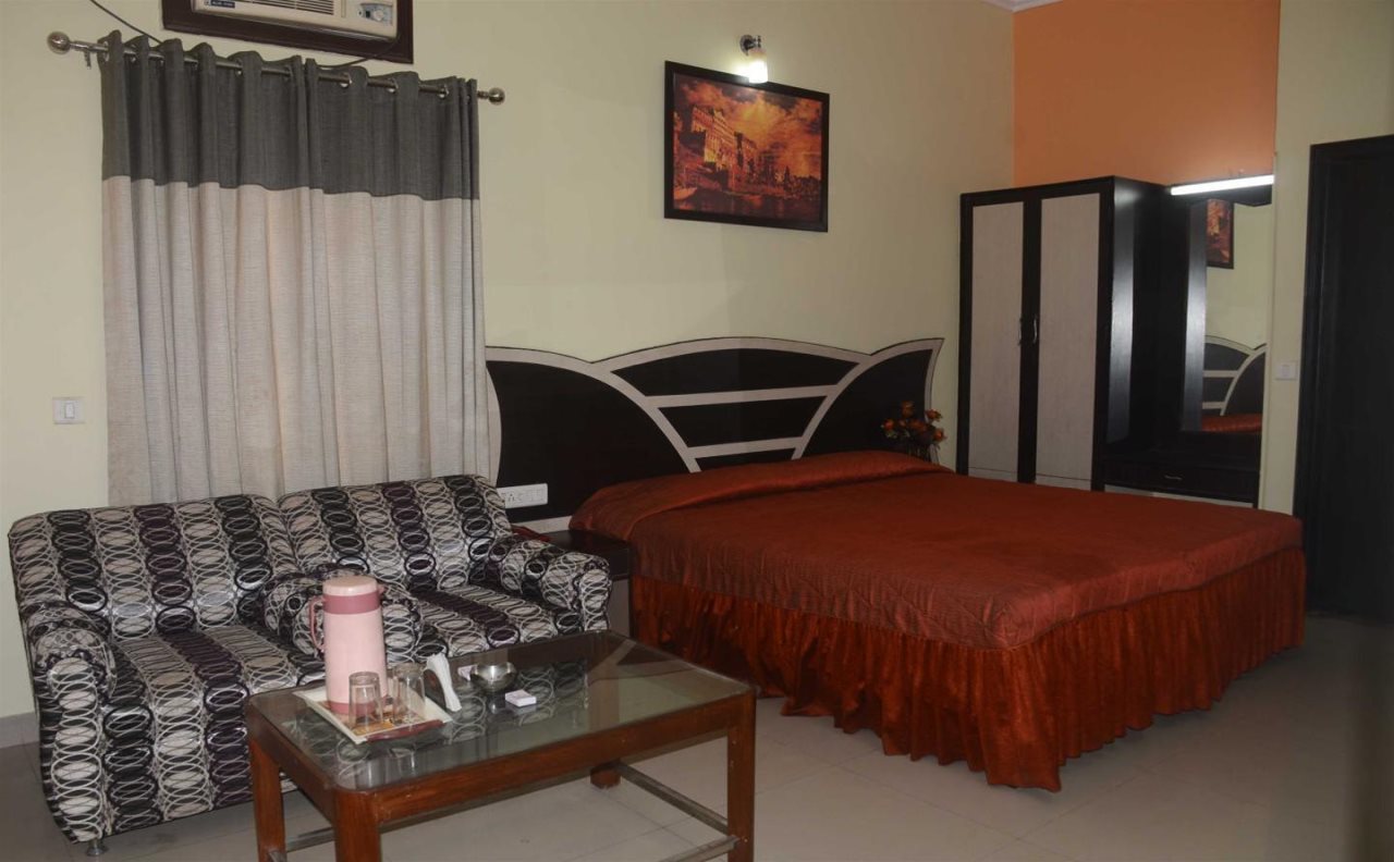 hotel varanasi palace varanasi