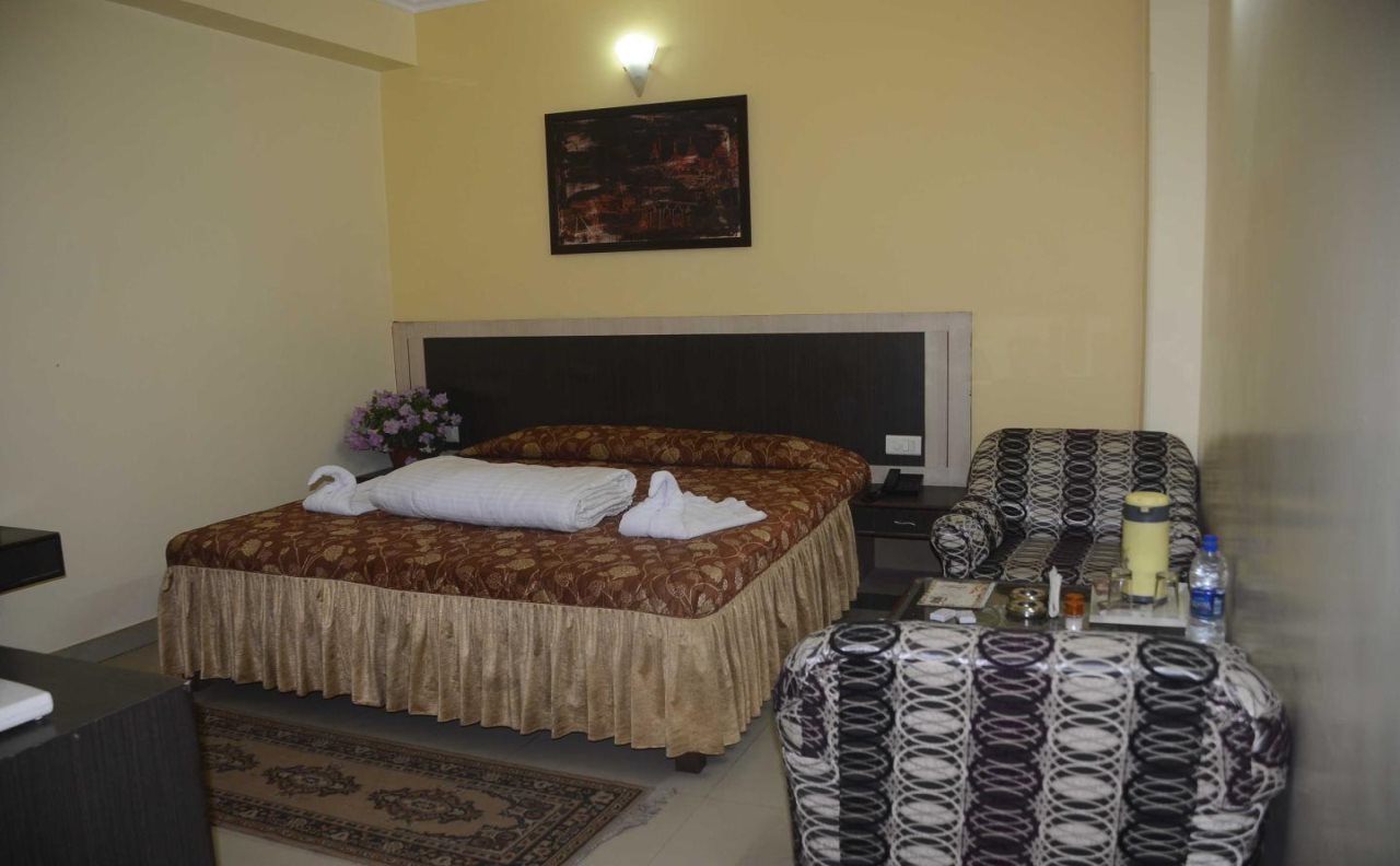 hotel varanasi palace varanasi